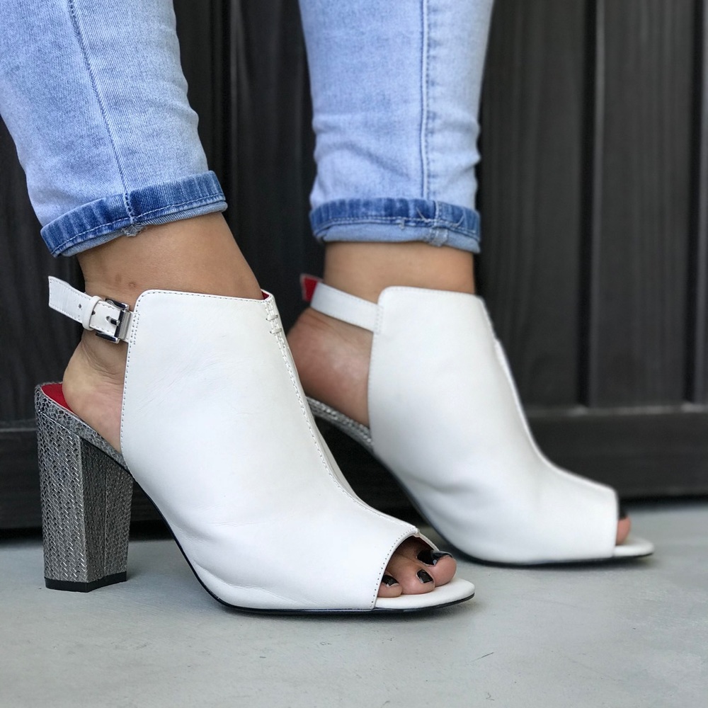 NIB Off Duty Bone Peep Toe Silver Block Heel Mule - Picture 2 of 7